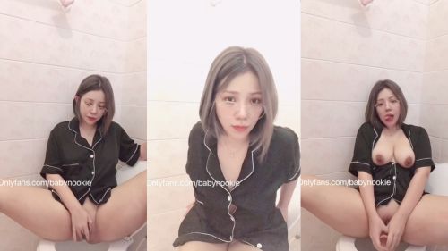 คลิปโป๊ onlyfans Babynookie สาวขี้เงี่ยนแอบเข้าห้องน้ำโชว์สกิลติ้วหี ใช้ควยปลอมบดเม็ดแตด